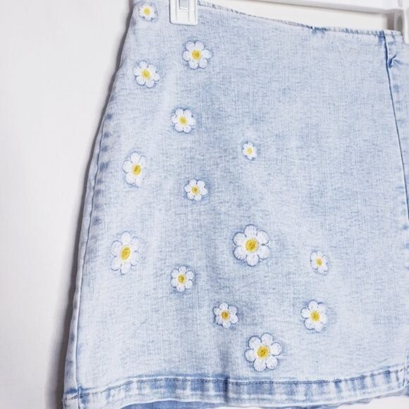 Wild Fable Daisy Floral Embroidered Denim Mini Jean Skirt Women's Size 12 - Picture 2 of 9